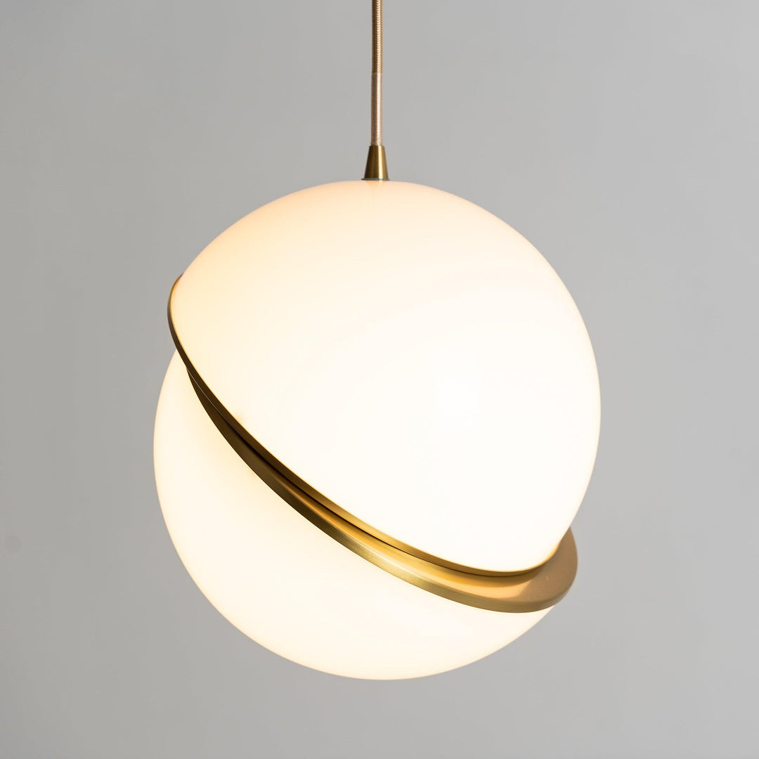 Lampa wisząca w kształcie półksiężyca