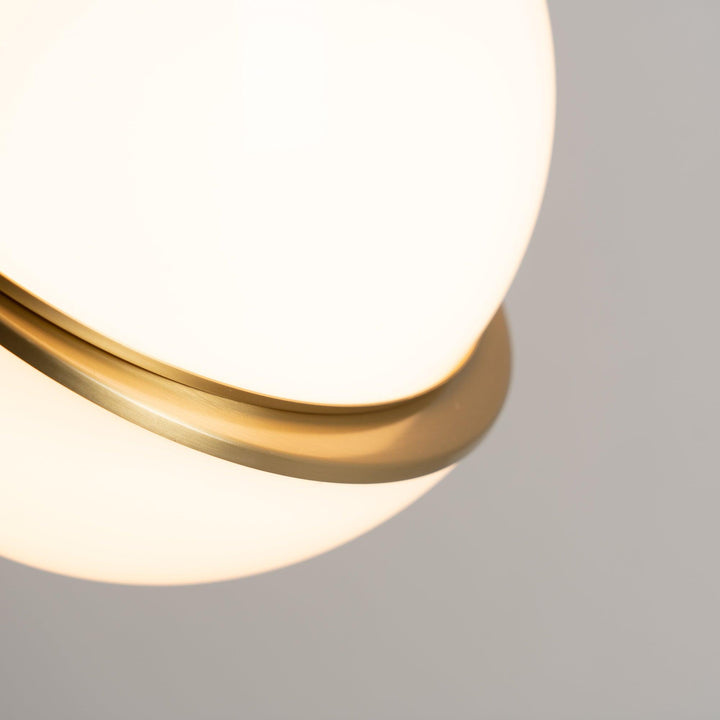 Lampa wisząca w kształcie półksiężyca