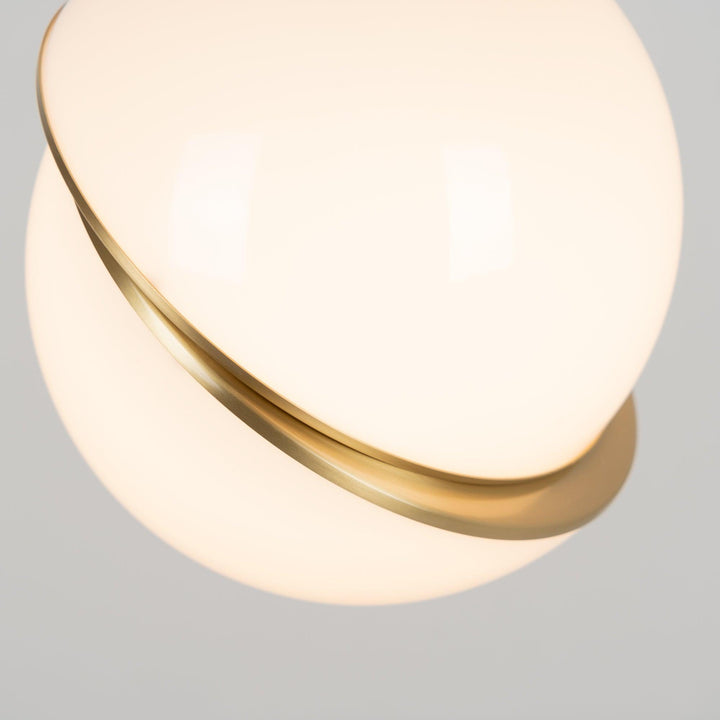 Lampa wisząca w kształcie półksiężyca