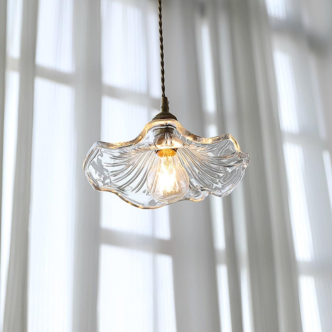 Lampa wisząca ze szkła w kształcie kwiatu