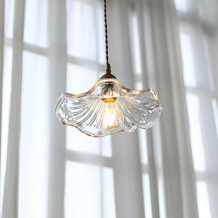 Lampa wisząca ze szkła w kształcie kwiatu