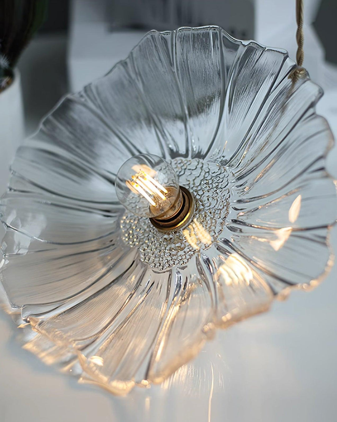 Lampa wisząca ze szkła w kształcie kwiatu