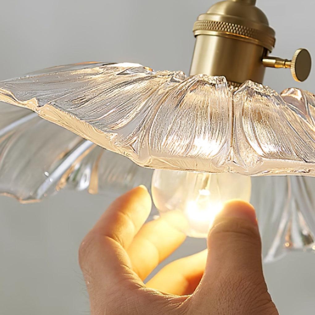 Lampa wisząca ze szkła w kształcie kwiatu