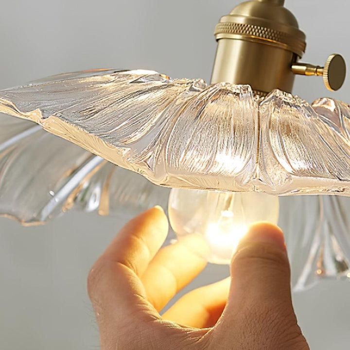 Lampa wisząca ze szkła w kształcie kwiatu