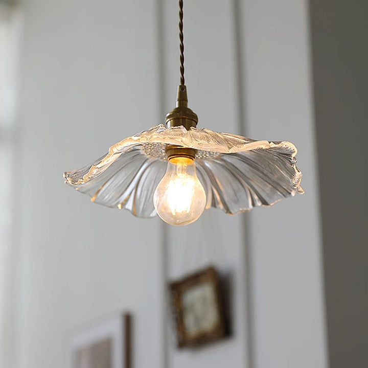 Lampa wisząca ze szkła w kształcie kwiatu