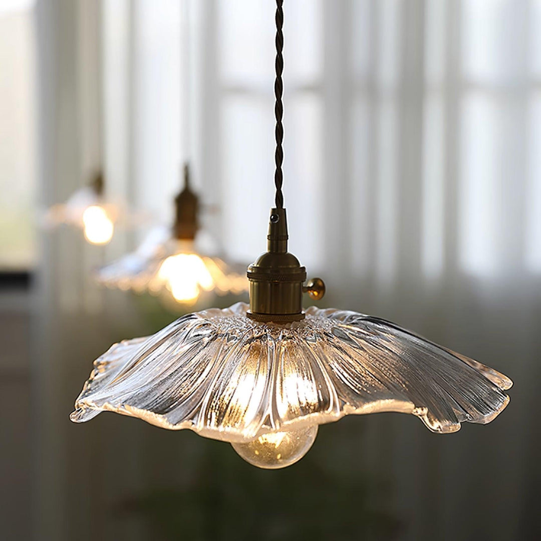 Lampa wisząca ze szkła w kształcie kwiatu