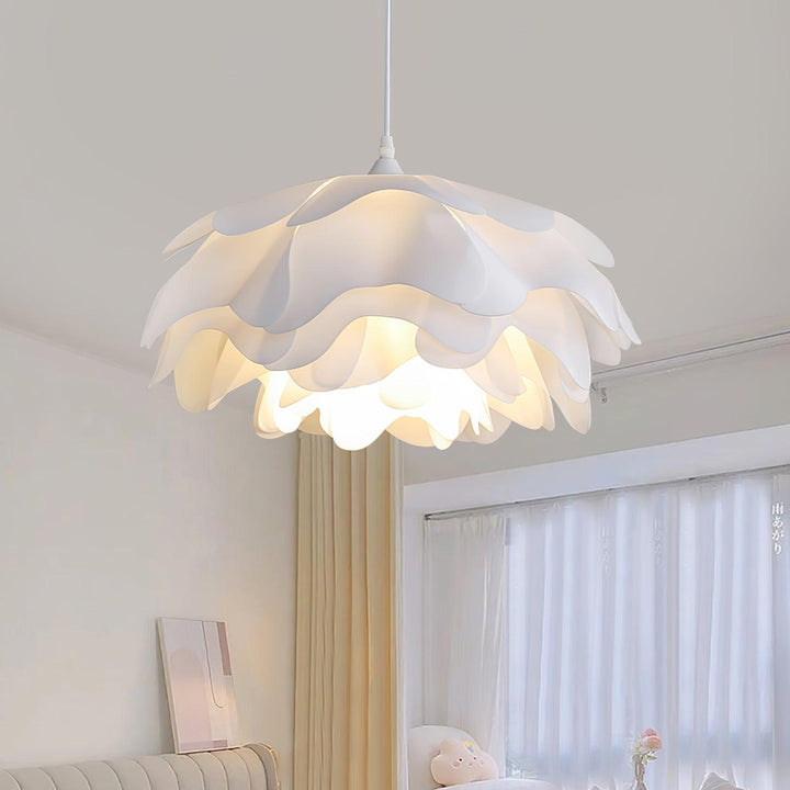 Biała lampa wisząca w kształcie kwiatu