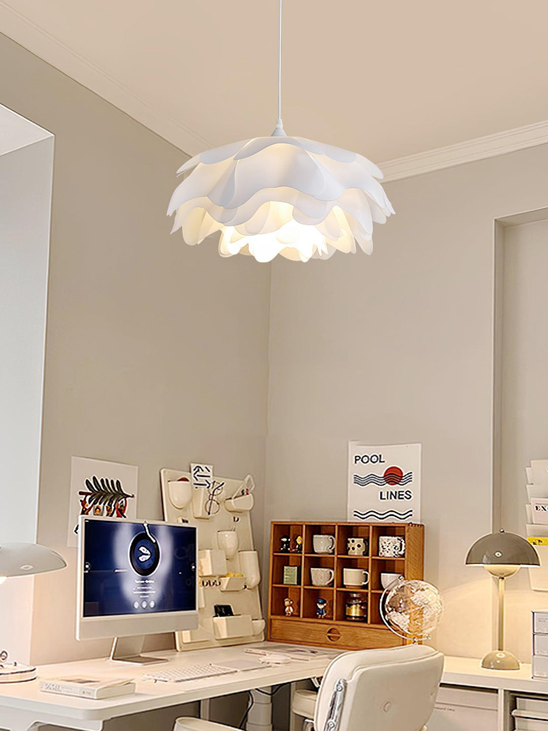 Biała lampa wisząca w kształcie kwiatu