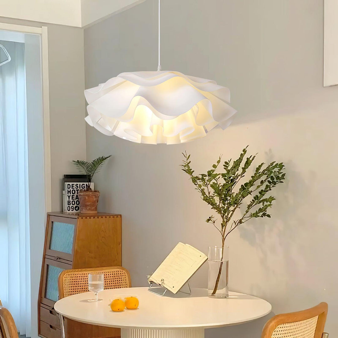 Biała lampa wisząca w kształcie kwiatu