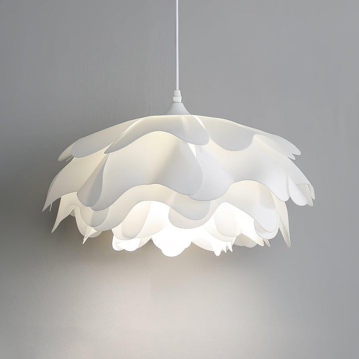 Biała lampa wisząca w kształcie kwiatu