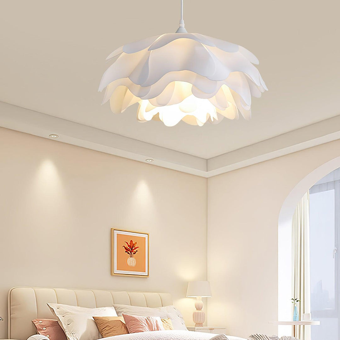 Biała lampa wisząca w kształcie kwiatu