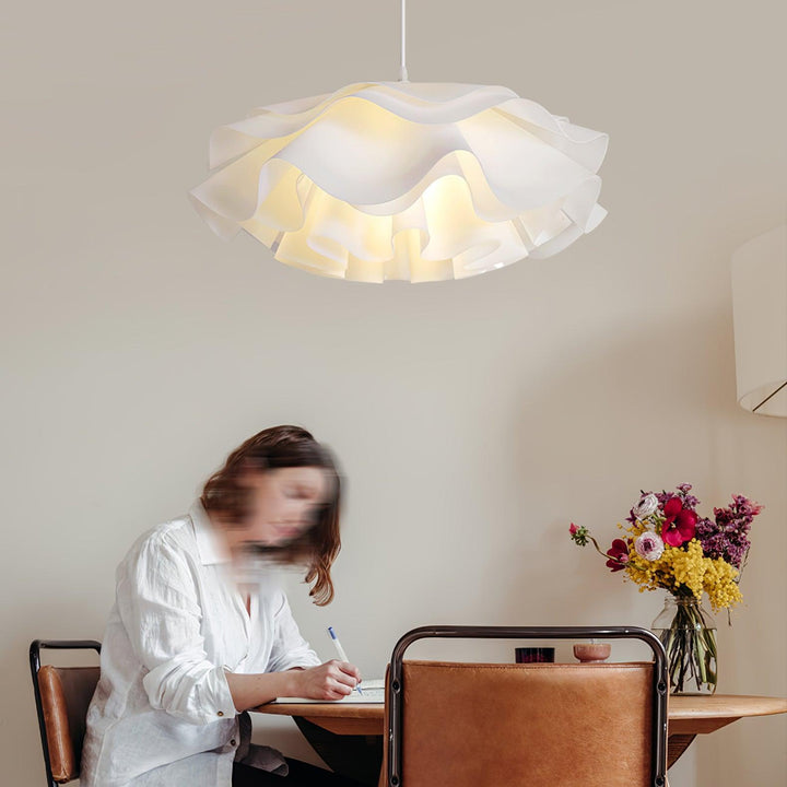 Biała lampa wisząca w kształcie kwiatu