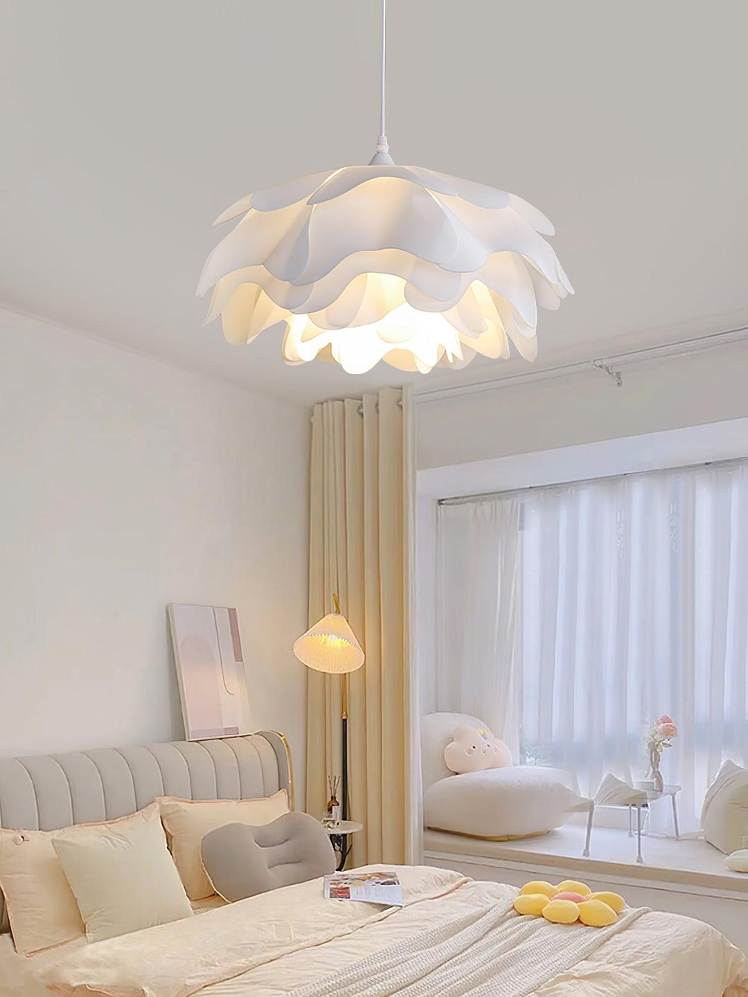 Biała lampa wisząca w kształcie kwiatu