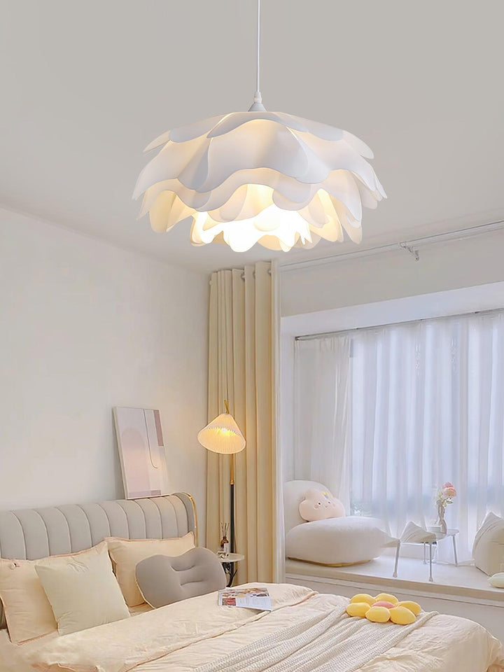 Biała lampa wisząca w kształcie kwiatu