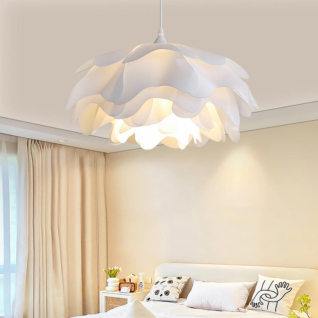 Biała lampa wisząca w kształcie kwiatu