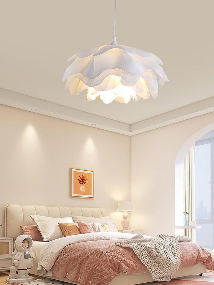 Biała lampa wisząca w kształcie kwiatu