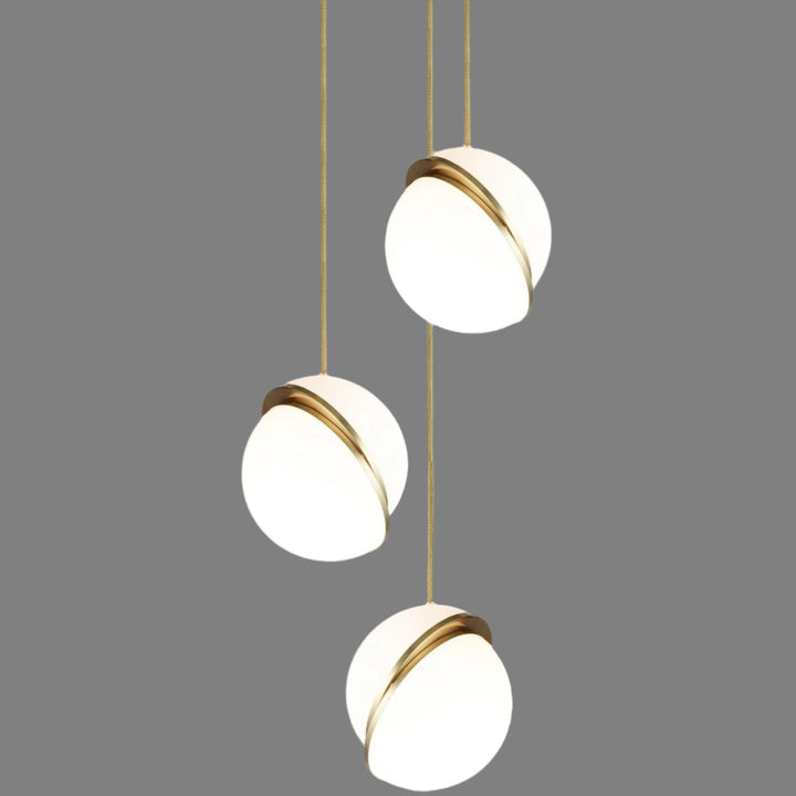 Lampa wisząca w kształcie półksiężyca