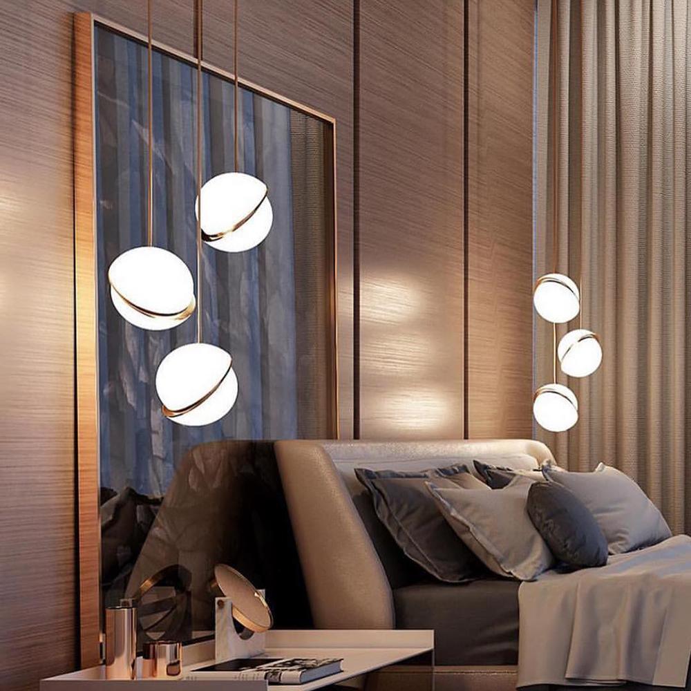 Lampa wisząca w kształcie półksiężyca