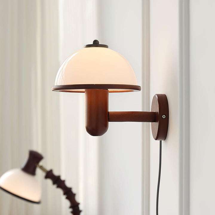 Lampa ścienna z drewna w kształcie grzyba