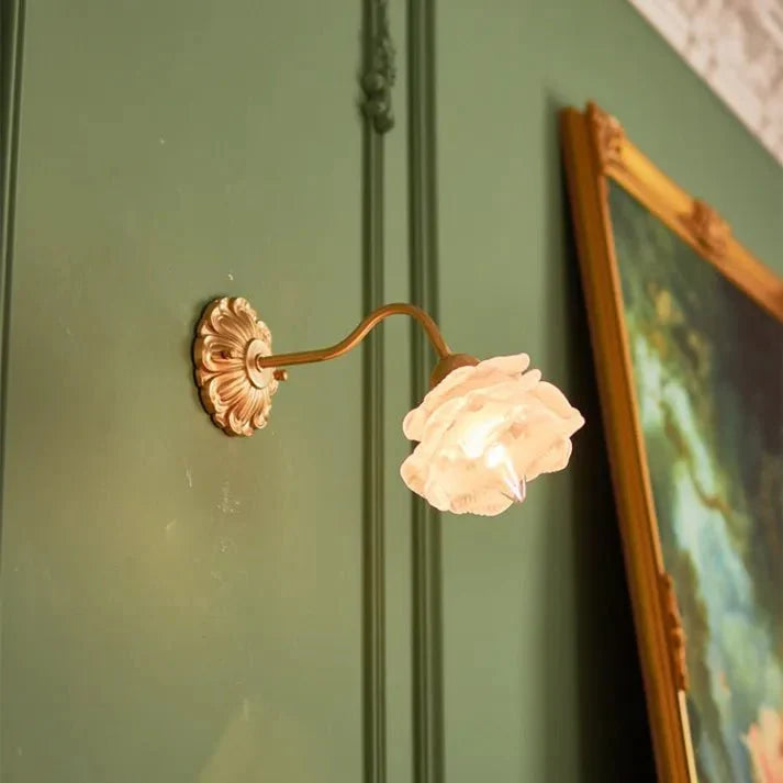 Vintage mosiężna lampa ścienna w kształcie kwiatowego płatka