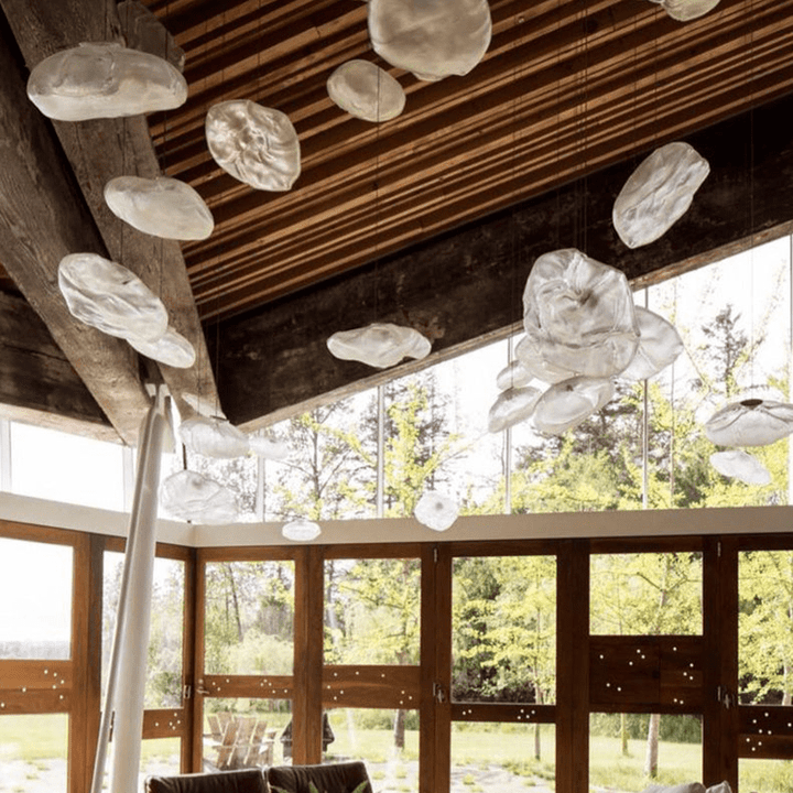 Minimalistyczna lampa wisząca z dmuchanego szkła