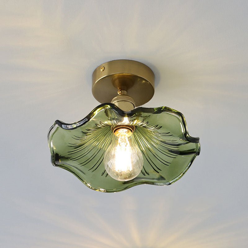 Szklana lampa sufitowa w kształcie hibiskusa