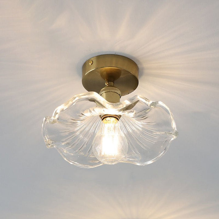 Szklana lampa sufitowa w kształcie hibiskusa