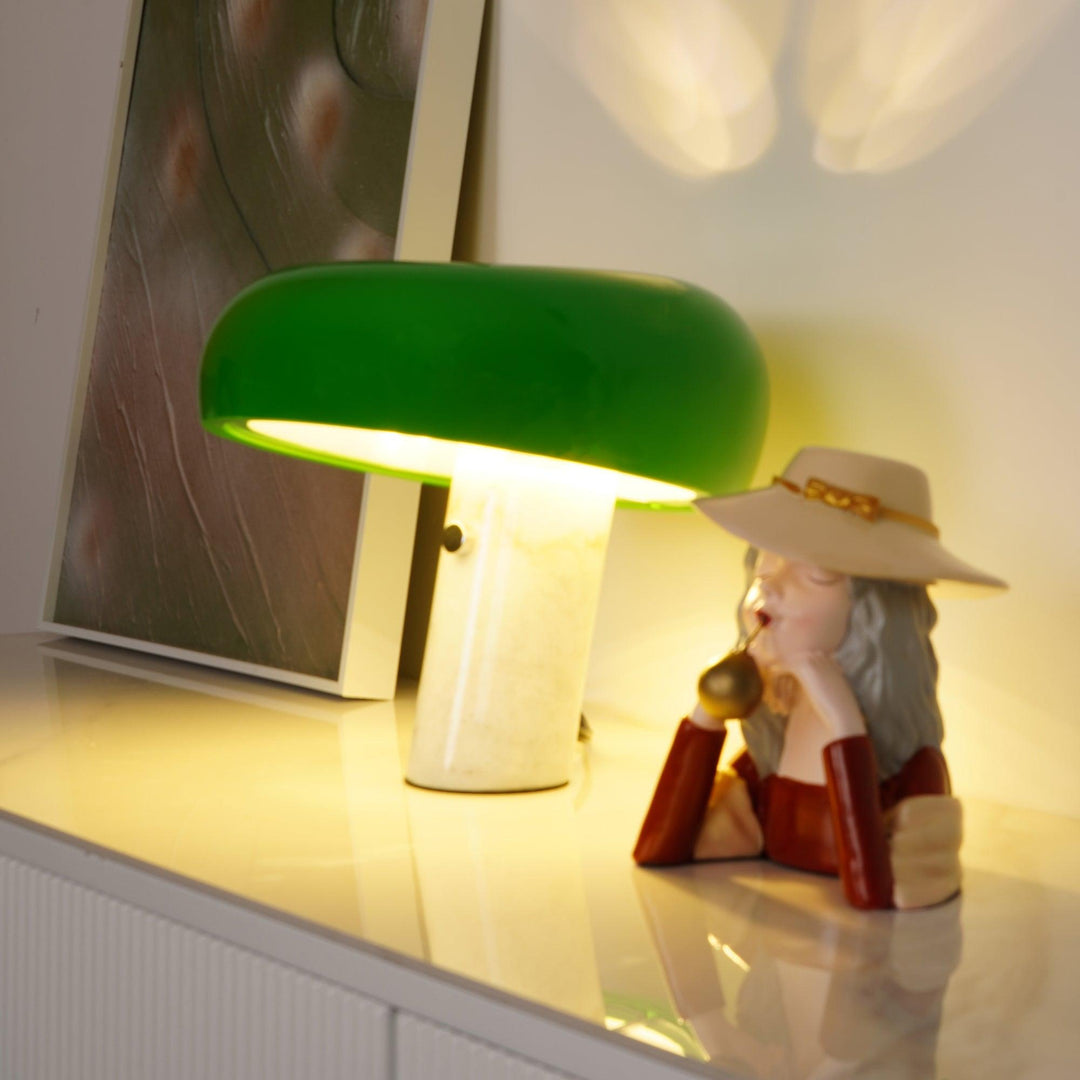 Lampka stołowa z marmurową dekoracją