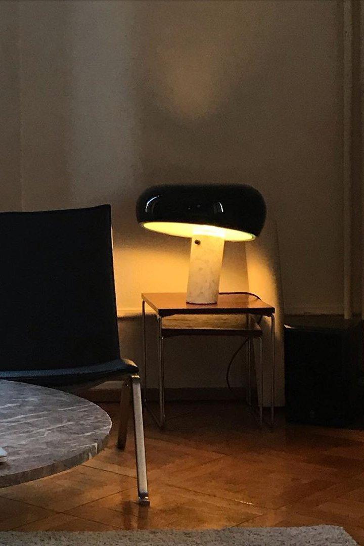 Lampka stołowa z marmurową dekoracją
