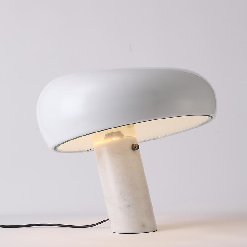 Lampka stołowa z marmurową dekoracją
