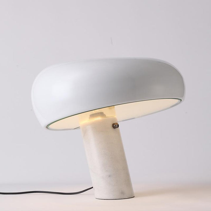 Lampka stołowa z marmurową dekoracją