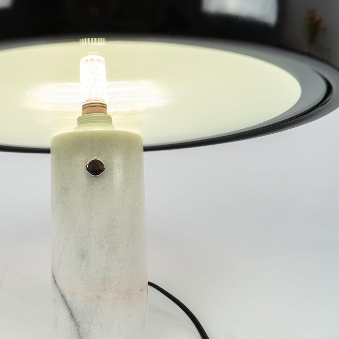 Lampka stołowa z marmurową dekoracją