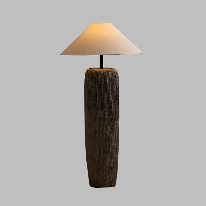 Postarzona drewniana lampa podłogowa