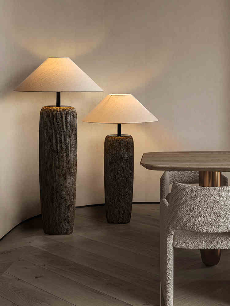 Postarzona drewniana lampa podłogowa