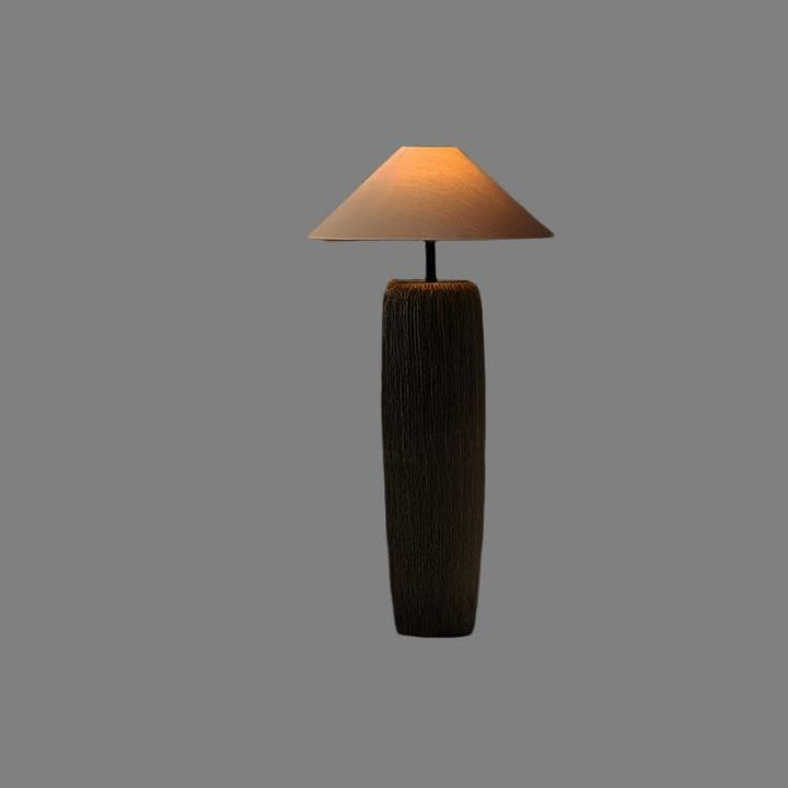 Postarzona drewniana lampa podłogowa