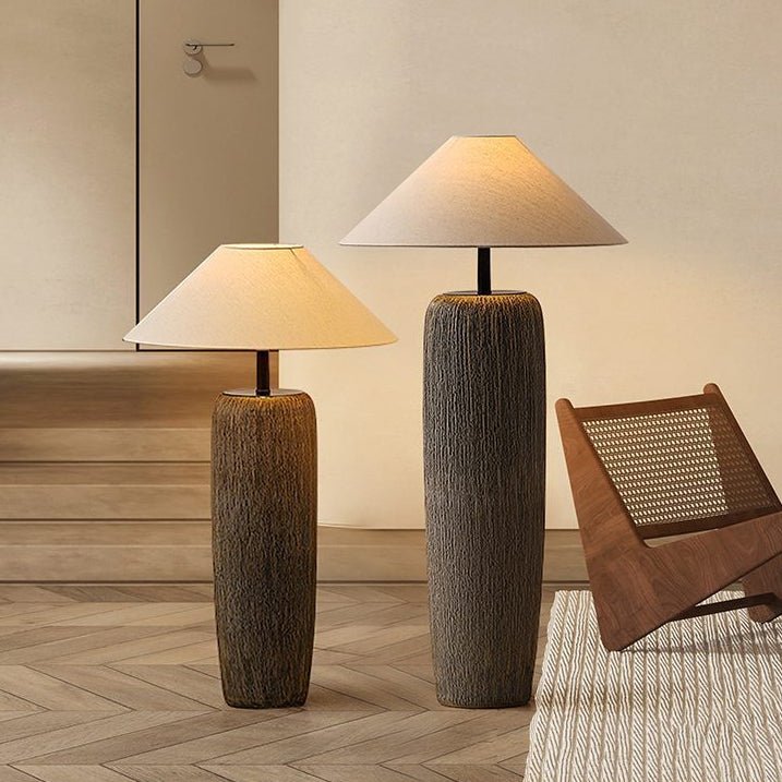 Postarzona drewniana lampa podłogowa