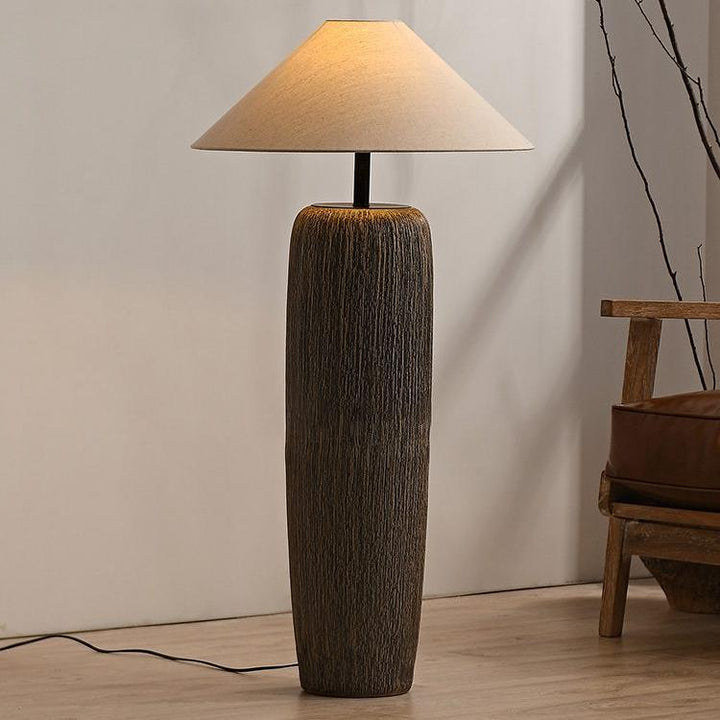 Postarzona drewniana lampa podłogowa
