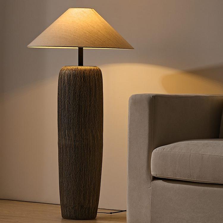 Postarzona drewniana lampa podłogowa