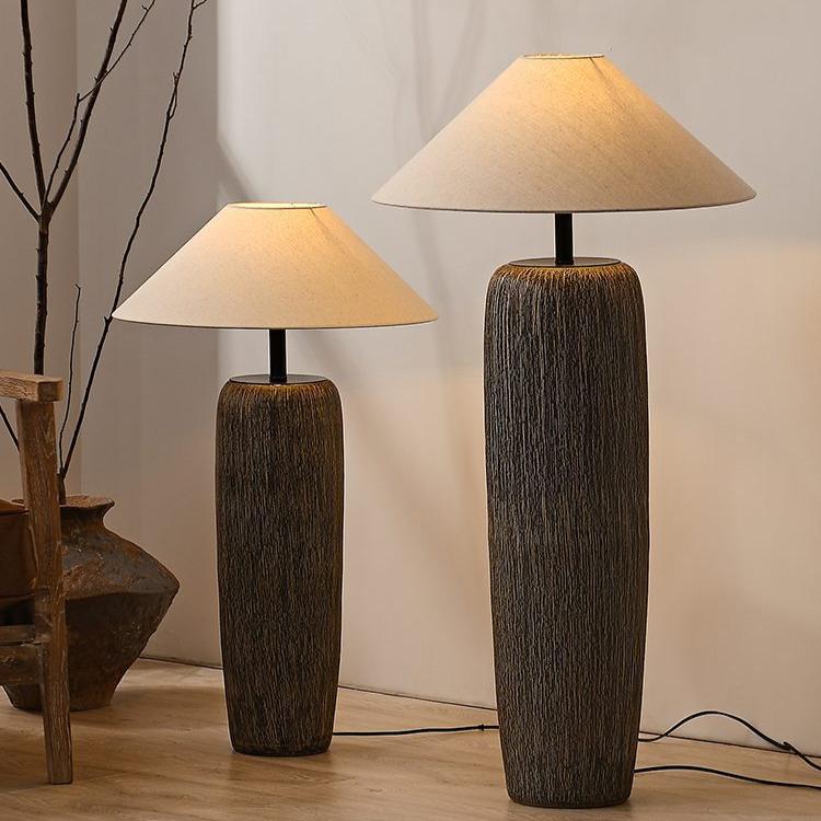 Postarzona drewniana lampa podłogowa