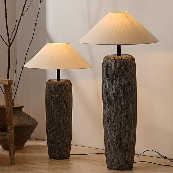 Postarzona drewniana lampa podłogowa