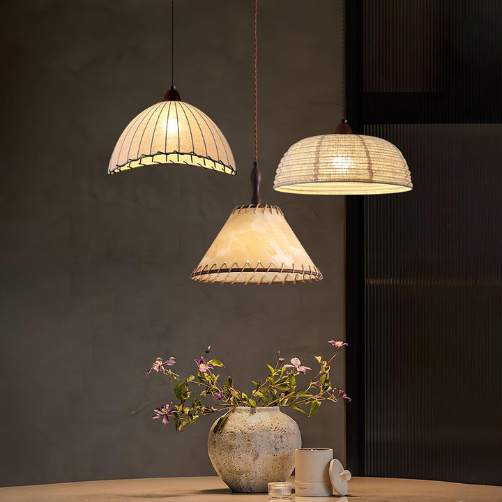 Lampa wisząca z drewna i tkaniny