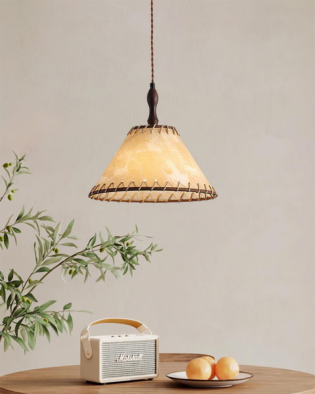 Lampa wisząca z drewna i tkaniny