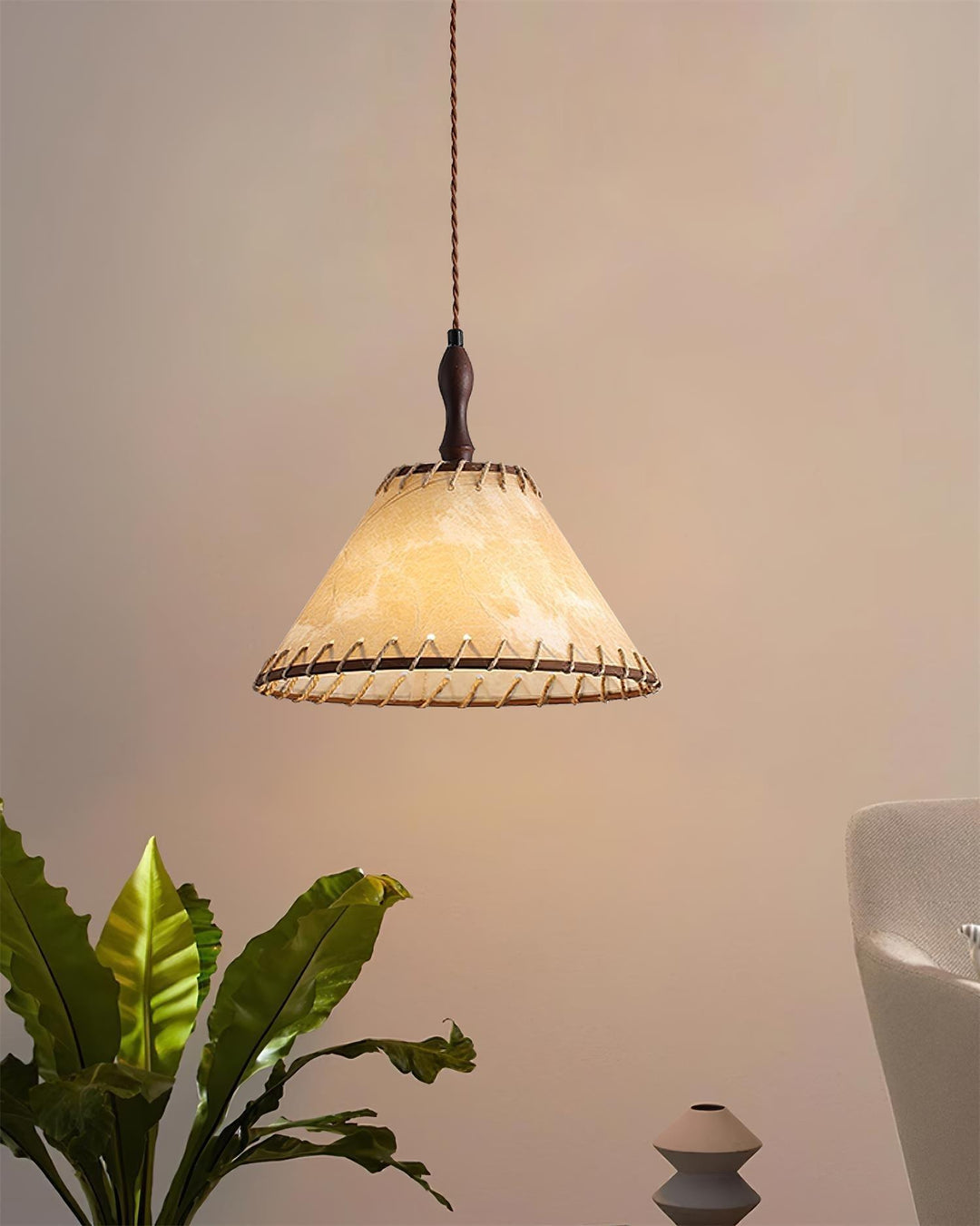 Lampa wisząca z drewna i tkaniny