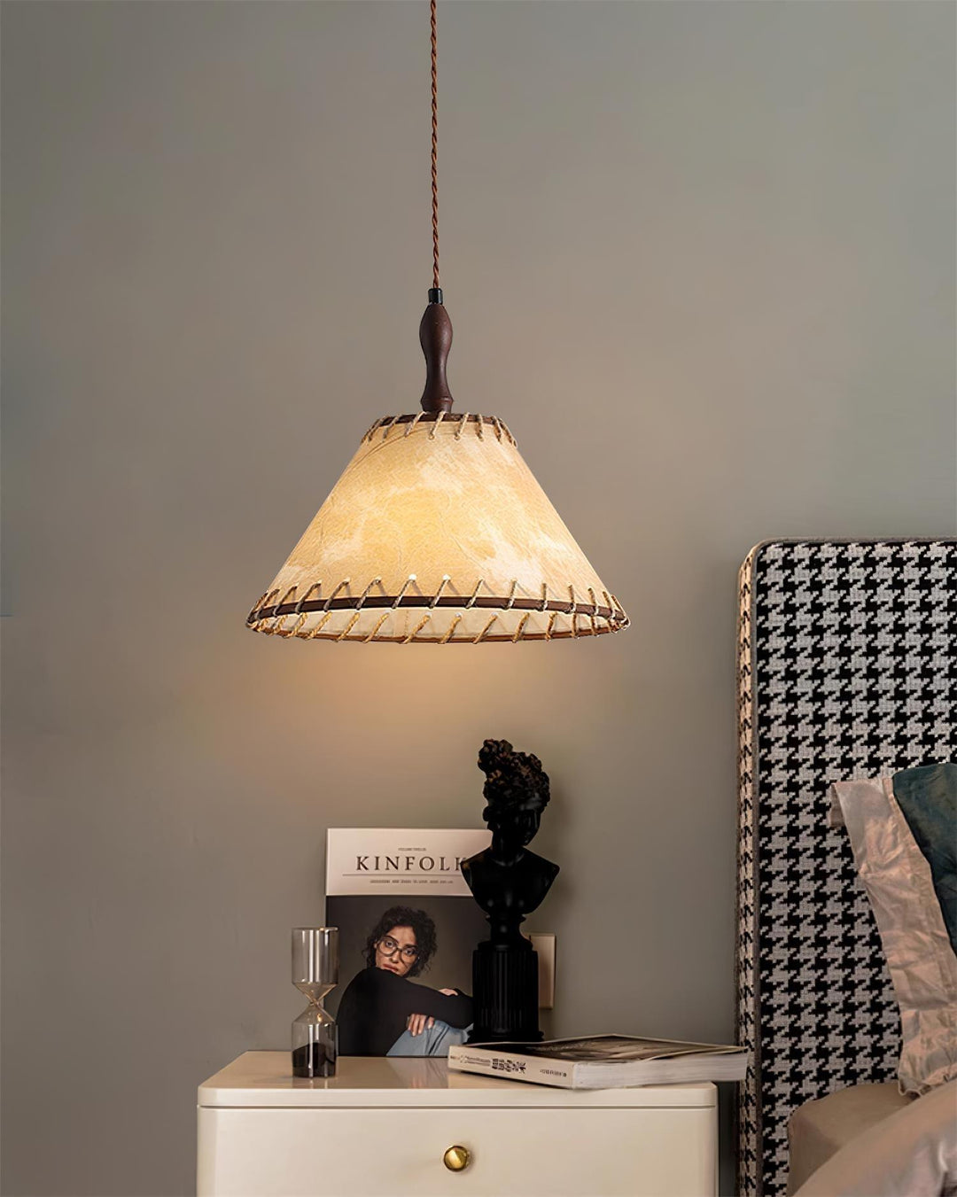 Lampa wisząca z drewna i tkaniny