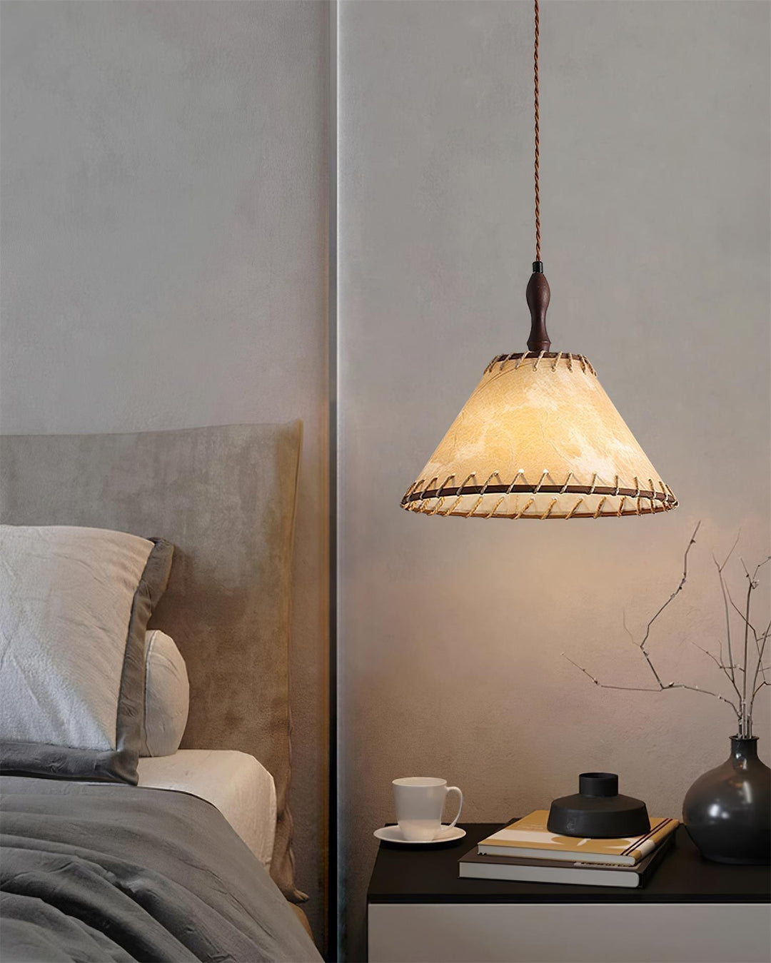 Lampa wisząca z drewna i tkaniny