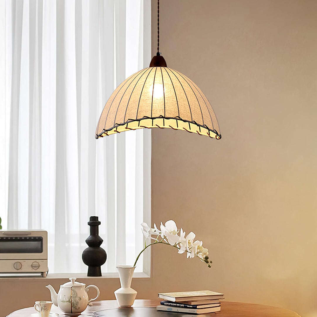 Lampa wisząca z drewna i tkaniny