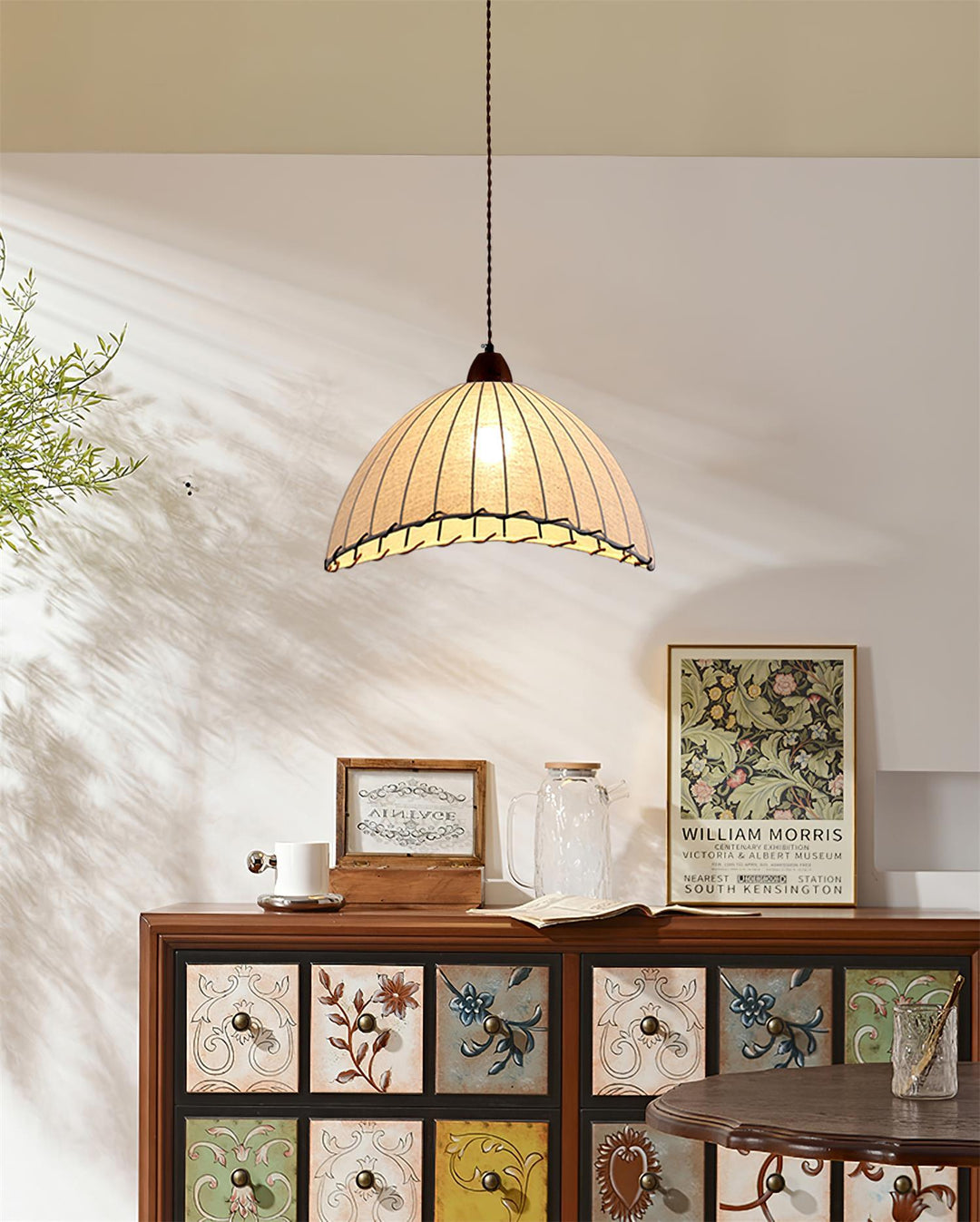 Lampa wisząca z drewna i tkaniny