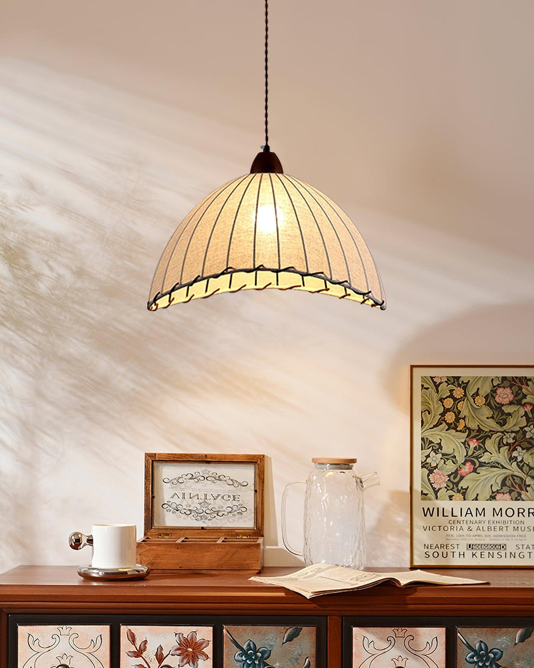 Lampa wisząca z drewna i tkaniny