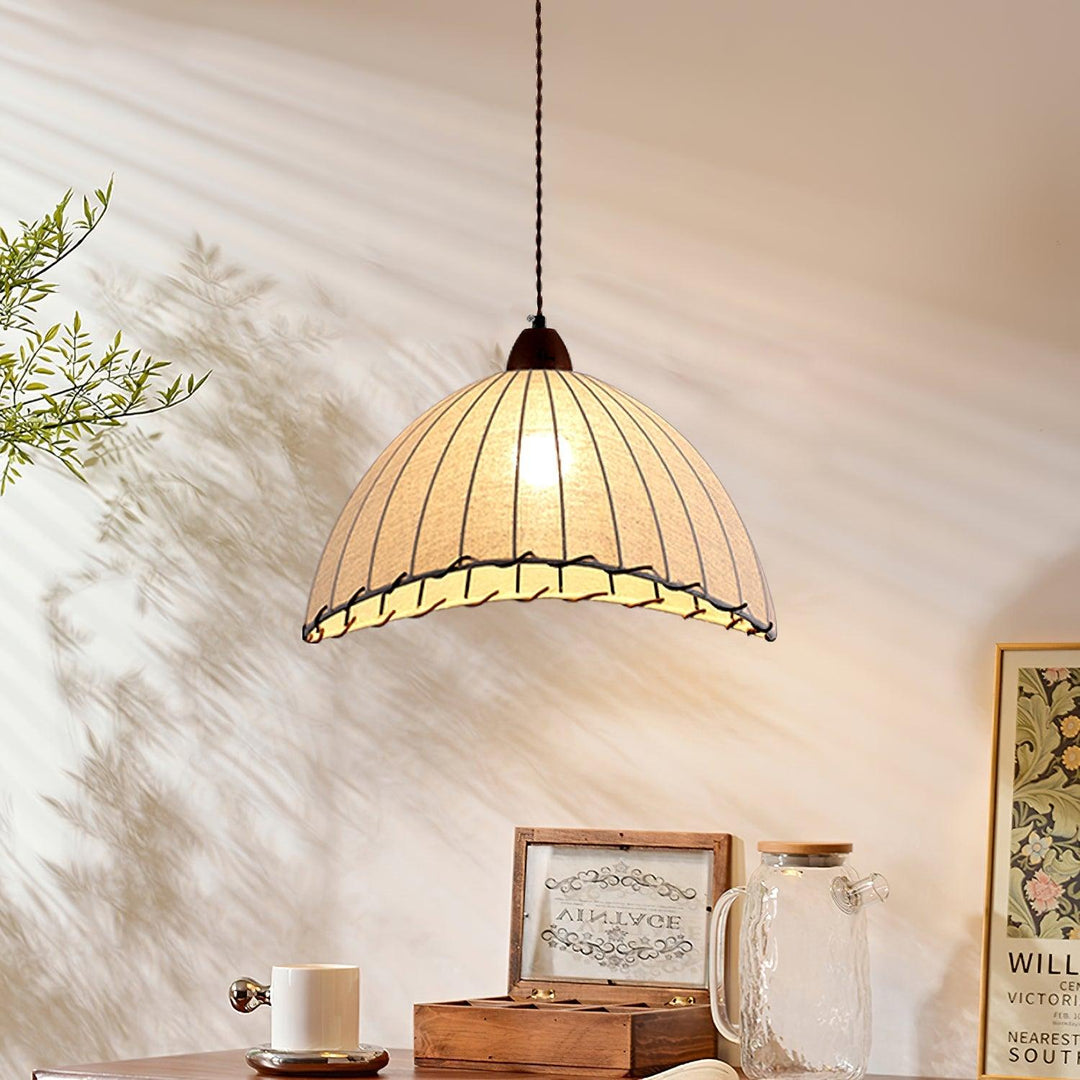 Lampa wisząca z drewna i tkaniny