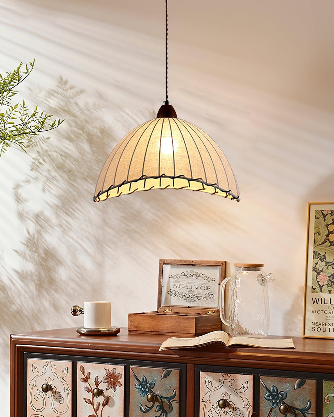 Lampa wisząca z drewna i tkaniny